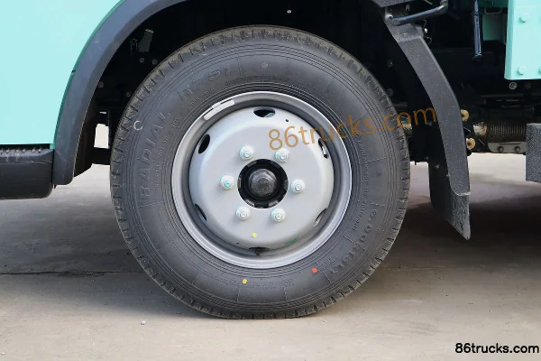 Foton Aoling M-Card 122hp 4X2(6 wheels) 3.7m Single Row Flatbed Light Truck (China VI) Chassis (1) | 86Trucks