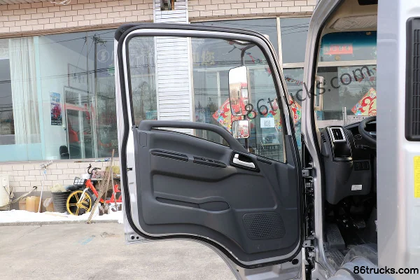 SHACMAN Light Truck Delong K3000 140 hp 4X2(6 wheels) 4.18m Single Row Stake Light Truck (Fast Gear 6-speed) Cab (1) | 86Trucks