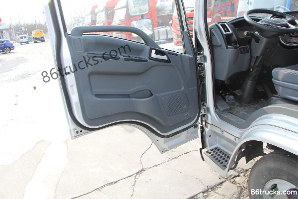 SHACMAN Light Truck Delong K3000 130hp 4X2(6 wheels) 4.18m single-row flatbed light truck (China VI) Cab (1) | 86Trucks