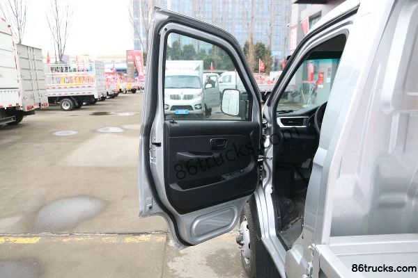 SRM Xinwang T20SEV 3.05T 3.05m Single Row Pure Electric Flatbed Micro Truck 4X2(6 wheels) Interior (1) | 86Trucks