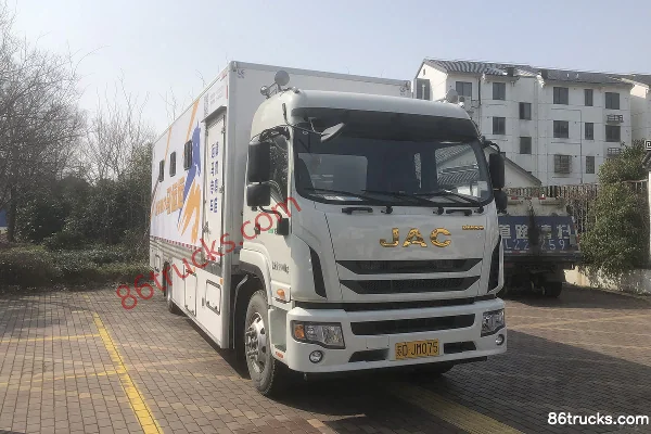 JAC Dewos Q9 195hp 4X2(6 wheels) Horse Transport Truck (Oubing Brand) Exterior (2) | 86Trucks