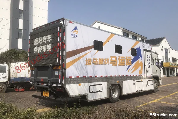 JAC Dewos Q9 195hp 4X2(6 wheels) Horse Transport Truck (Oubing Brand) Exterior (3) | 86Trucks