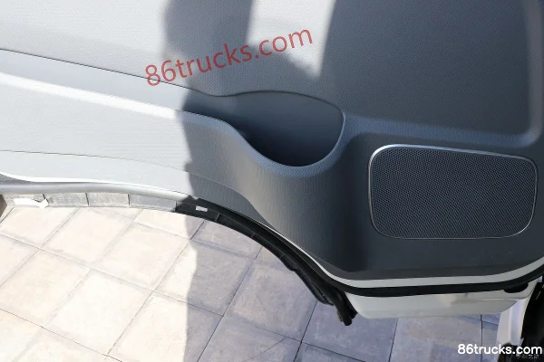 JAC Shuailing Q6 Luxury Edition 160 hp 4X2(6 wheels) 4.18m Single Row Stake Light Truck (China VI) Cab (3) | 86Trucks