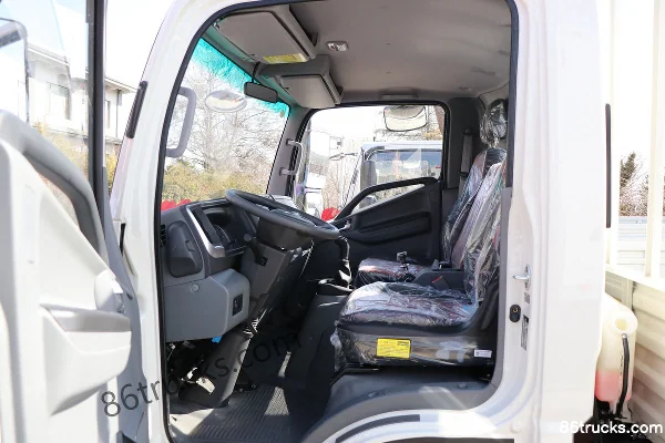 JAC Shuailing Q6 Luxury Edition 160 hp 4X2(6 wheels) 4.18m Single Row Stake Light Truck (China VI) Cab (2) | 86Trucks