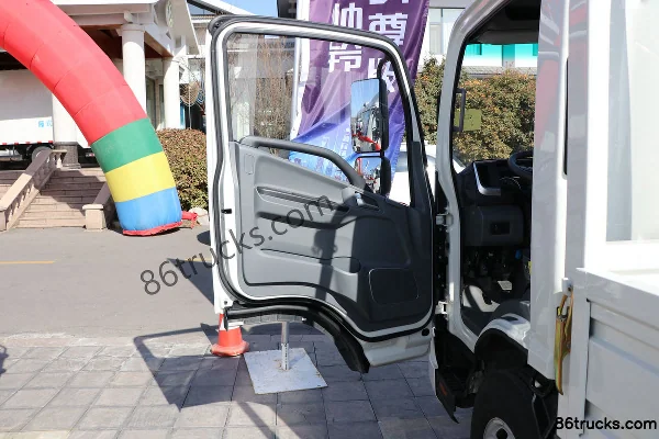 JAC Shuailing Q6 Luxury Edition 160 hp 4X2(6 wheels) 4.18m Single Row Stake Light Truck (China VI) Cab (1) | 86Trucks