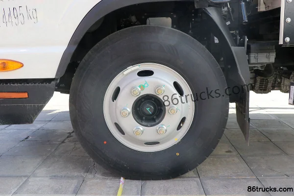 JAC Shuailing Q6 Luxury Edition 160 hp 4X2(6 wheels) 4.18m Single Row Stake Light Truck (China VI) Chassis (3) | 86Trucks