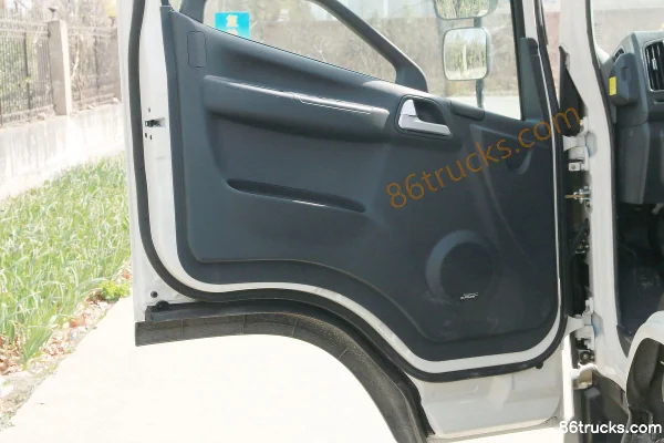 FAW Jiefang J6F 130hp 4X2(6 wheels) 3.82m Half Row Flatbed Light Truck (China VI) Cab (3) | 86Trucks