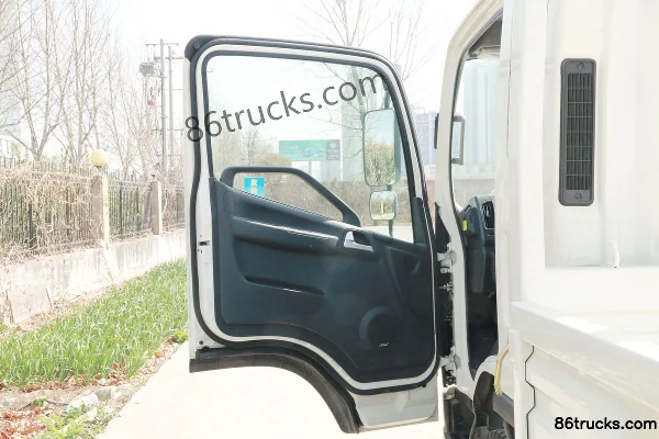 FAW Jiefang J6F 130hp 4X2(6 wheels) 3.82m Half Row Flatbed Light Truck (China VI) Cab (1) | 86Trucks