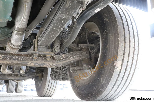 FAW Jiefang Qingdao JH6 Poids lourd 320 ch 6X2(8 roues) Camion porteur à grille 7,7 m Châssis (3) | 86Trucks