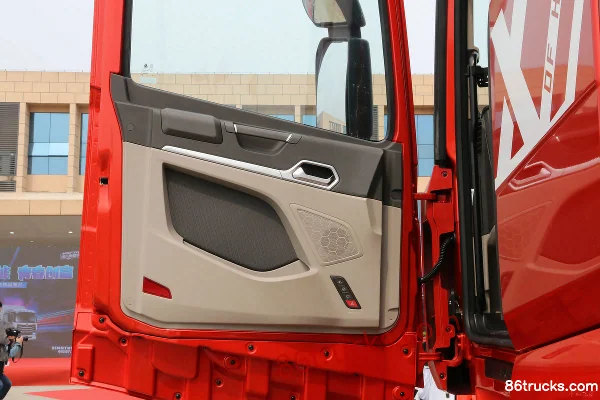 Sinotruk HOWO MAX 510 hp 8X4(12 wheels) 9.55m Van Cargo Truck (China VI) Cab (3) | 86Trucks