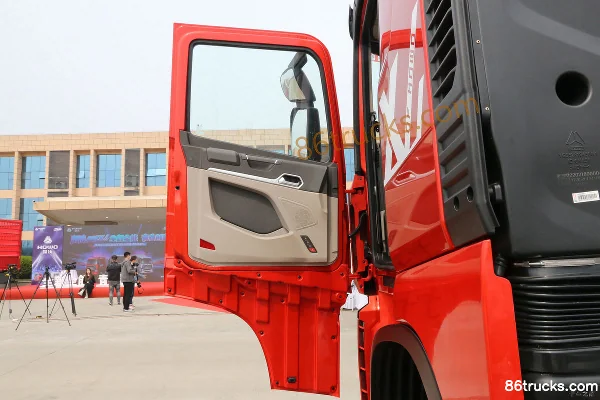 Sinotruk HOWO MAX 510 hp 8X4(12 wheels) 9.55m Van Cargo Truck (China VI) Cab (1) | 86Trucks