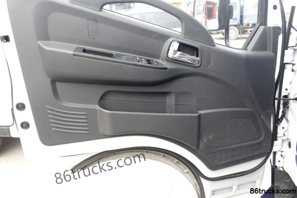 Dongfeng Kaipute Xingyun K6 160 hp 4X2(6 wheels) 4.2m Single-row Refrigerated Truck (China VI) Cab (3) | 86Trucks