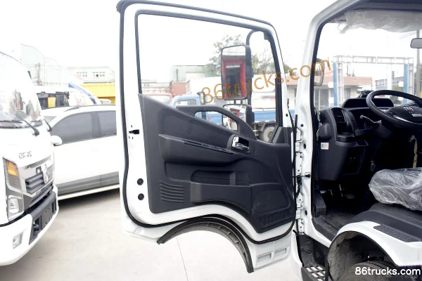 Dongfeng Kaipute Xingyun K6 160 hp 4X2(6 wheels) 4.2m Single-row Refrigerated Truck (China VI) Cab (1) | 86Trucks