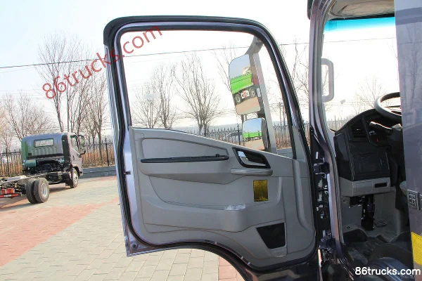 Sinotruk HOWO Tongshuai 160hp 4X2(6 wheels) 4.15m Single Row Light Truck Chassis Cab (1) | 86Trucks