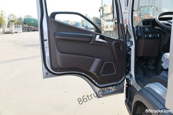 FAW Jiefang Lingtu 130 hp 4X2(6 wheels) 3.82m semi-row flatbed light truck (WLY 5-speed) Cab (2) | 86Trucks