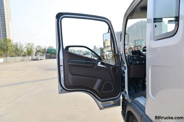FAW Jiefang Lingtu 130 hp 4X2(6 wheels) 3.82m semi-row flatbed light truck (WLY 5-speed) Cab (1) | 86Trucks