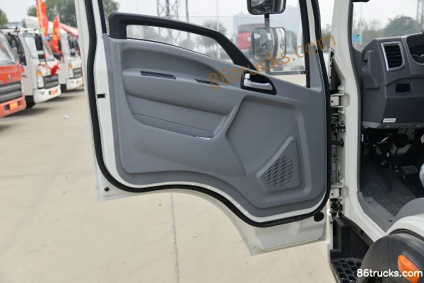 Sinotruk HOWO Dream Classic 130 hp 4X2(6 wheels) 4.15m single-row van light truck (China VI) Cab (2) | 86Trucks