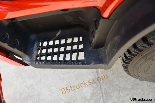 Dongfeng FuruiKa F7 170 hp 4X2(6 wheels) 4.8m Single Row Flatbed Light Truck (China VI) Cab (3) | 86Trucks