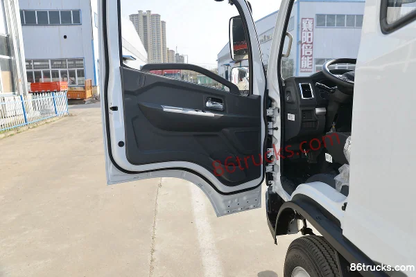 Dongfeng Furui F5 126hp 4X2(6 wheels) 3.4m Semi-Sleeper Flatbed Light Truck (China VI) Cab (2) | 86Trucks