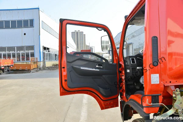 Dongfeng Furui F6 150 hp 4X2(6 wheels) 4.2m Single Row Stake Light Truck (China VI) Cab (1) | 86Trucks