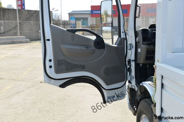 Dongfeng Duolika D6 136hp 4X2(6 wheels) 4.17m Single Row Stake Truck (China VI) Cab (2) | 86Trucks