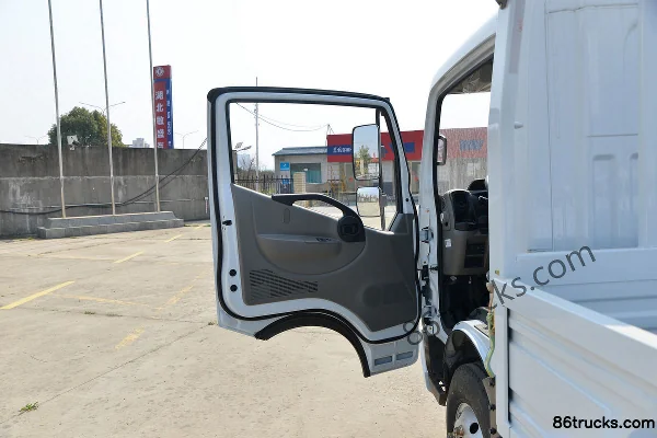 Dongfeng Duolika D6 136hp 4X2(6 wheels) 4.17m Single Row Stake Truck (China VI) Cab (1) | 86Trucks