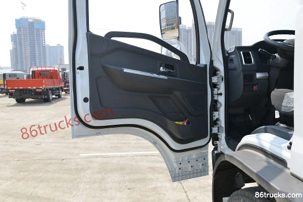 Dongfeng Kaipute K8 195 hp 4X2(6 wheels) 6.2 m refrigerated truck (China VI) Cab (2) | 86Trucks