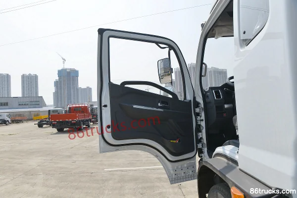 Dongfeng Kaipute K8 195 hp 4X2(6 wheels) 6.2 m refrigerated truck (China VI) Cab (1) | 86Trucks
