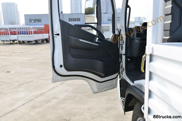 Dongfeng Captain Nebula K6 Standard Edition 163hp 4X2(6 wheels) 4.2m Single Row Flatbed Light Truck (High Cargo Box) Cab (2) | 86Trucks