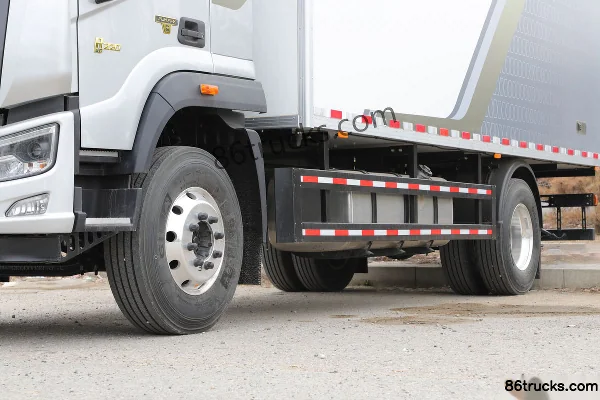 Foton Auhang R Pro Series 2022 Model 220 hp 4X2(6 wheels) 6.8m AMT Automatic Van Cargo Truck (China VI) Chassis (3) | 86Trucks