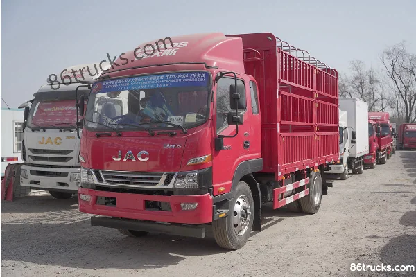 JAC Dewo V8 195hp 4X2(6 wheels) 4.72m Half-row Stake-side Cargo Truck Exterior (3) | 86Trucks