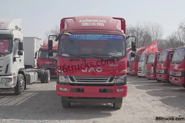 JAC Dewo V8 195hp 4X2(6 wheels) 4.72m Half-row Stake-side Cargo Truck Exterior (2) | 86Trucks
