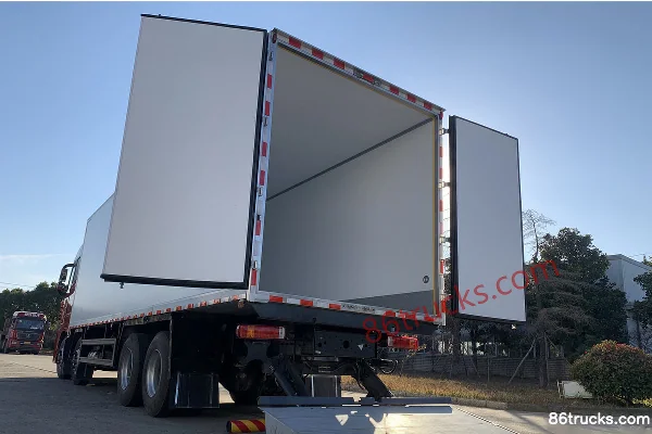 Foton Auman EST 490 hp 8X4(12 wheels) 9.35m Refrigerated Truck (Luochang Brand) Cab (2) | 86Trucks