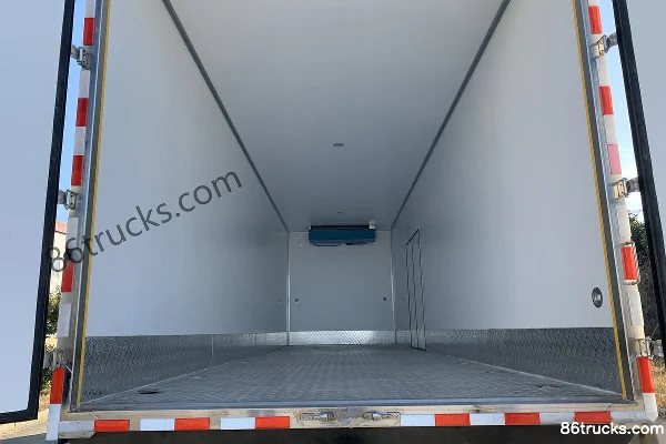 Foton Auman EST 490 hp 8X4(12 wheels) 9.35m Refrigerated Truck (Luochang Brand) Cab (1) | 86Trucks