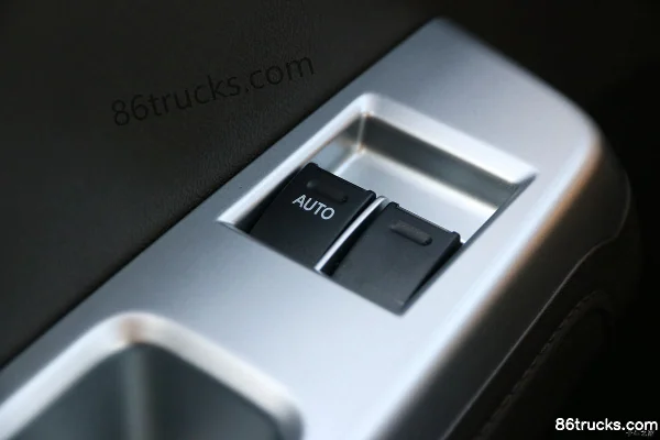 Ruichi EC71L 3,3 T plateau micro camion électrique 3,3 m 50,232 kWh 4X2(6 roues) Intérieur (2) | 86Trucks