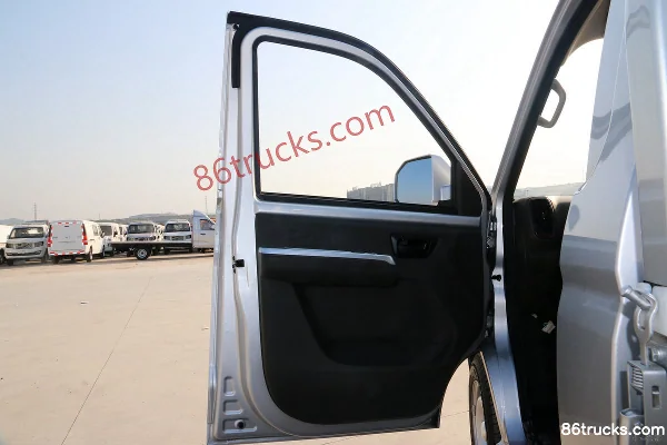 Ruichi EC71L 3,3 T plateau micro camion électrique 3,3 m 50,232 kWh 4X2(6 roues) Intérieur (1) | 86Trucks