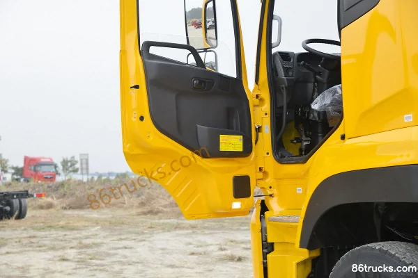 Dongfeng Commercial Vehicle Tianlong VL 350hp 8X4(12 wheels) Power Truck Chassis (China VI) Cab (2) | 86Trucks