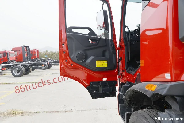 Dongfeng Commercial Vehicle Tianjin KR 260hp 4X2(6 wheels) 6.8m Stake Truck (China VI) Cab (2) | 86Trucks