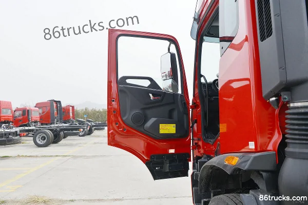 Dongfeng Commercial Vehicle Tianjin KR 260hp 4X2(6 wheels) 6.8m Stake Truck (China VI) Cab (1) | 86Trucks