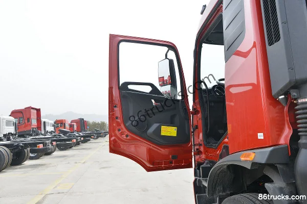 Dongfeng Tianjin KR 4.8L Diesel 240 hp 4X2(6 wheels) Fast Gear 8-speed Tractor Truck Cab (1) | 86Trucks