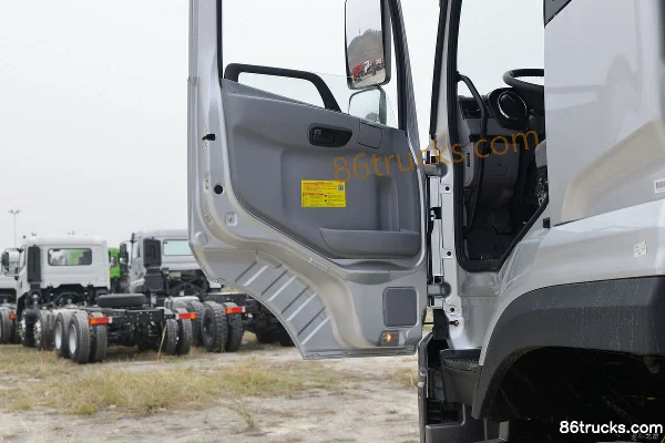 Dongfeng Commercial Vehicle New Tianlong KC Heavy Truck 385 hp 8X4(12 wheels) 6.2m Dump Truck (China VI) Cab (2) | 86Trucks