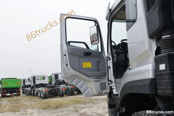 Dongfeng Commercial Vehicle New Tianlong KC Heavy Truck 385 hp 8X4(12 wheels) 6.2m Dump Truck (China VI) Cab (1) | 86Trucks