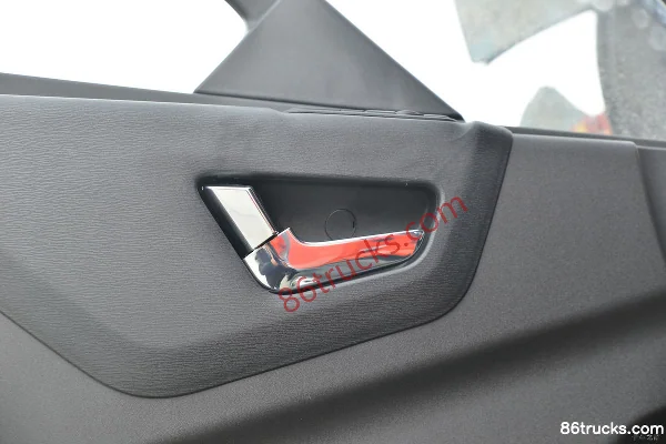 Dongfeng Commercial Vehicle Tianjin KR Elite Edition 210hp 4X2(6 wheels) 6.8m flatbed cargo truck (China VI) (high roof) Cab (3) | 86Trucks