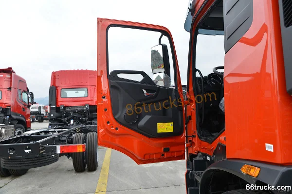 Dongfeng Commercial Vehicle Tianjin KR Elite Edition 210hp 4X2(6 wheels) 6.8m flatbed cargo truck (China VI) (high roof) Cab (1) | 86Trucks