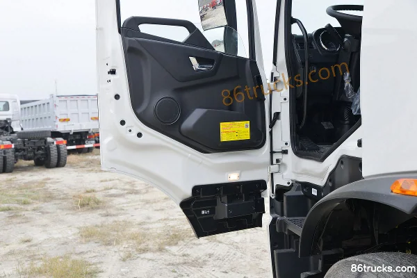 Dongfeng Commercial Vehicle Tianjin KR 260hp 4X2(6 wheels) 9.8m box cargo truck (high roof) Cab (2) | 86Trucks