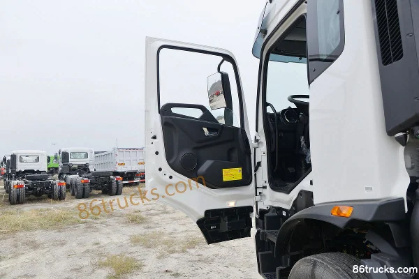Dongfeng Commercial Vehicle Tianjin KR 260hp 4X2(6 wheels) 9.8m box cargo truck (high roof) Cab (1) | 86Trucks