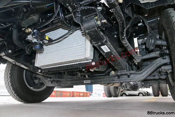 FAW Jiefang J6F large 160 ch 4X2(6 roues) camion porteur fourgon 4,16 m cabine simple (China VI) Châssis (2) | 86Trucks