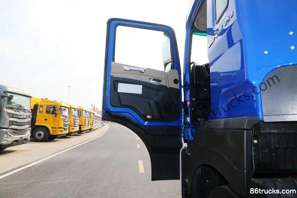 JAC Gallop A5W III Heavy Truck 1.0 Version 350 hp 8X2(10 wheels) 9.4 m Livestock Transport Truck Cab (1) | 86Trucks