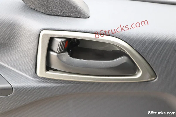 Yutong Wide Body 4.2m single-row pure electric van light truck (aluminum body) 4X2(6 wheels) Interior (2) | 86Trucks