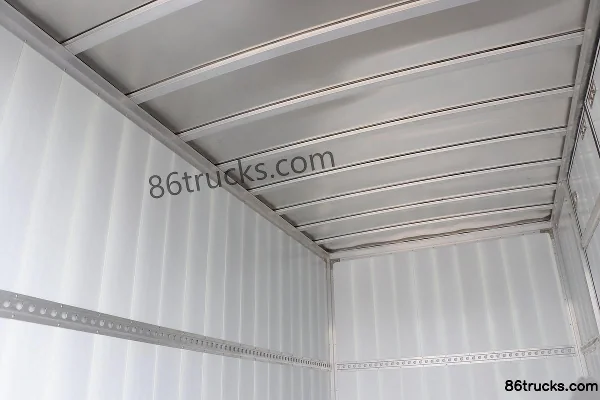 Yutong Wide Body 4.2m single-row pure electric van light truck (aluminum body) 4X2(6 wheels) (1) | 86Trucks